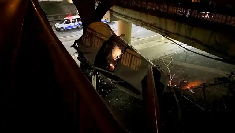 Ataköy'de Viyadük Kazası: Otomobil Düştü, Sürücü Yaralandı